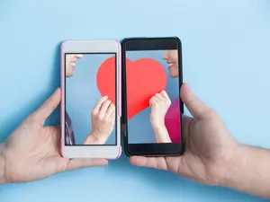 How did the phone propose to his girlfriend on Valentine's Day?