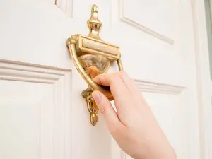 5 Knock-Knock Jokes That Will Have Them Wondering Who's There