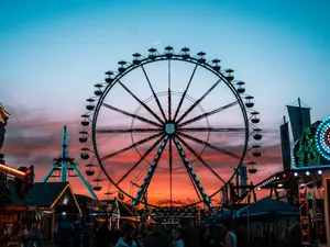 What do you put your drinks on in amusement parks?