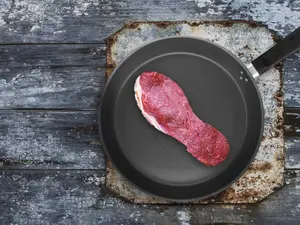 What's a steak's favorite shoe?