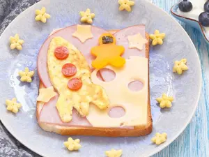 When do astronauts eat?