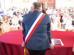 Why did the mayor cancel his motorcade?